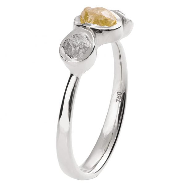 טבעת ייחודית בשיבוץ שלושה יהלומי גלם טבעיים עשויה זהב לבן טבעות אירוסין