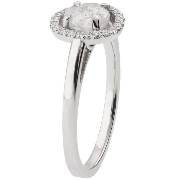 טבעת אירוסין עשויה פלטינה ומשובצת יהלום גולמי מוקף בהילת יהלומים קטנים טבעות אירוסין