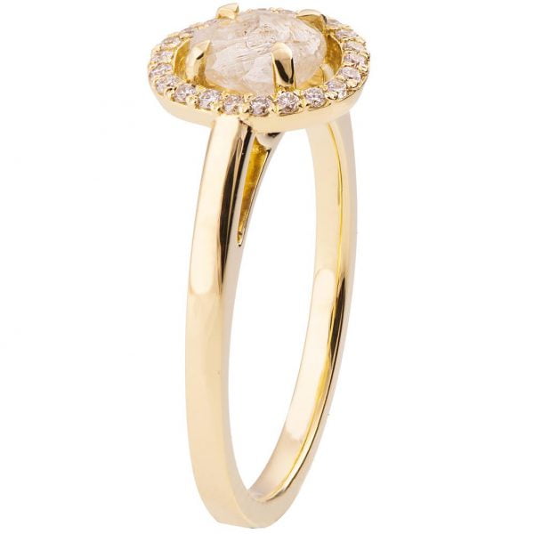 טבעת אירוסין עשויה זהב צהוב ומשובצת יהלום גולמי מוקף בהילת יהלומים קטנים טבעות אירוסין