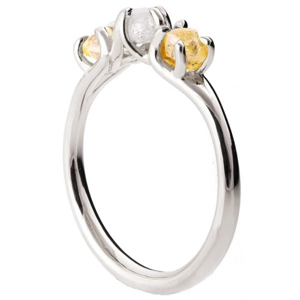 טבעת ייחודית בשיבוץ יהלומי גלם עשויה פלטינה טבעות אירוסין