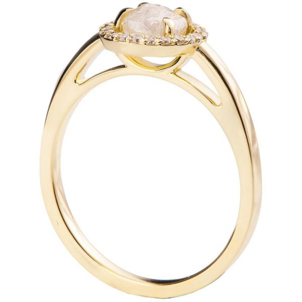 טבעת אירוסין עשויה זהב צהוב ומשובצת יהלום גולמי מוקף בהילת יהלומים קטנים טבעות אירוסין