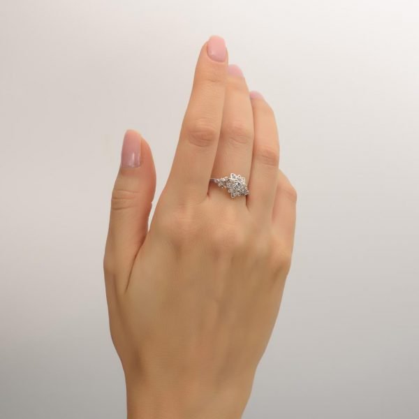 טבעת אירוסין בעיצוב פרח משובץ יהלומים בזהב לבן #FLOWER2B טבעות אירוסין