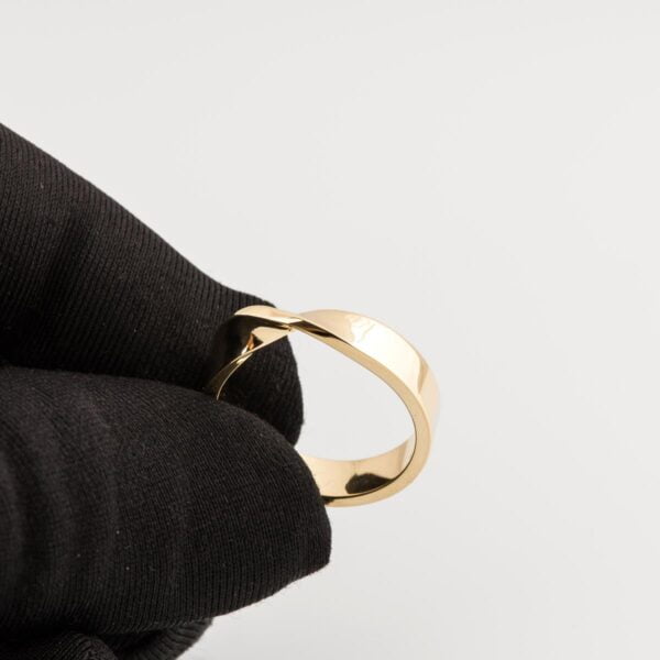 טבעת נישואין בסגנון מוביוס עשויה זהב צהוב Mobius #4 טבעות נישואין