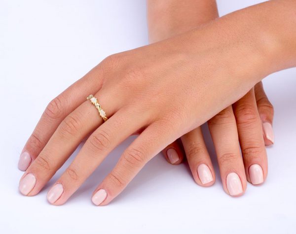 טבעת איטרניטי משובצת אופלים בסגנון צמה עשויה זהב לבן #Braidedopal טבעות נישואין