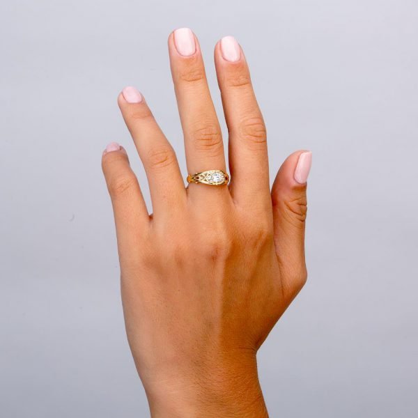 טבעת אירוסין בסגנון קלטי מפלטינה משובצת מואסניט ויהלומים ENG 14B טבעות אירוסין