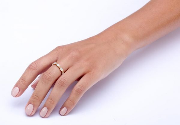 טבעת איטרניטי מזהב צהוב משובצת אופלים ויהלומים opalete1 טבעות נישואין