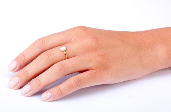 טבעת אירוסין מזהב צהוב סוליטר משובצת אופל טיפה אוסטרלי opal2 טבעות אירוסין