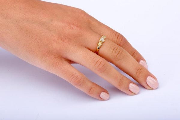 טבעת ייחודית בשיבוץ יהלומי גלם עשויה זהב אדום טבעות אירוסין