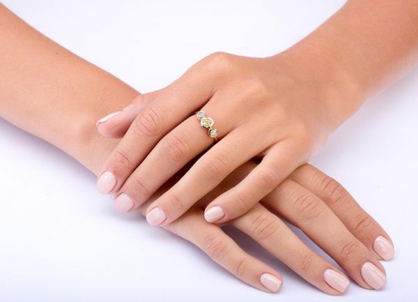טבעת ייחודית בשיבוץ שלושה יהלומי גלם טבעיים עשויה פלטינה טבעות אירוסין