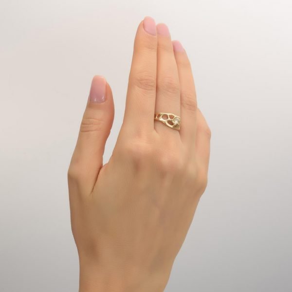 טבעת אורגנית בעבודת יד בשיבוץ יהלום גולמי עשויה זהב צהוב Bio #E טבעות אירוסין