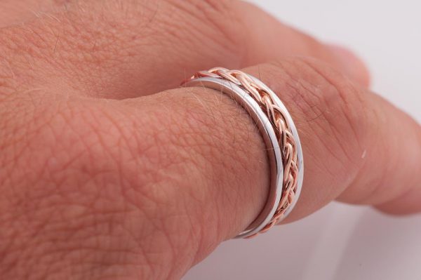 טבעת נישואין בעיטור צמה עשויה בשילוב של זהב לבן וזהב אדום Braided #9 טבעות נישואין