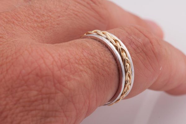 טבעת נישואין בעיטור צמה עשויה בשילוב של זהב לבן וזהב צהוב Braided #9 טבעות נישואין