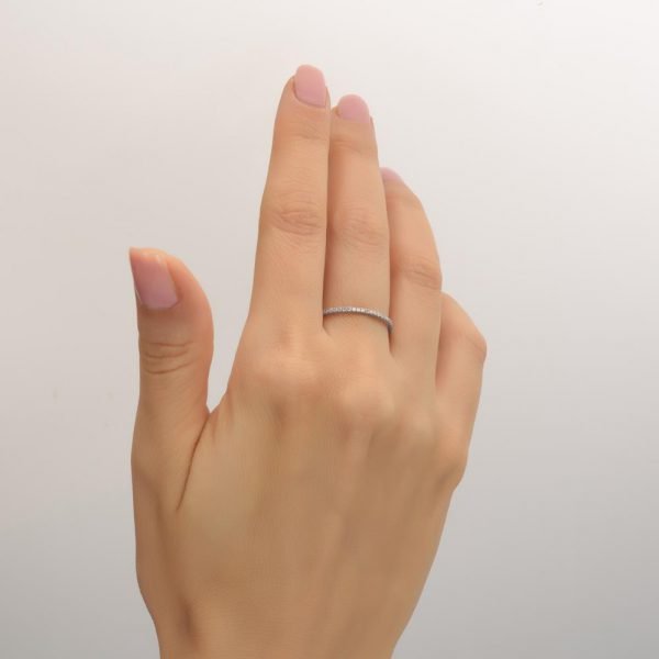 טבעת מעודנת בשיבוץ יהלומים עשויה זהב לבן טבעות נישואין