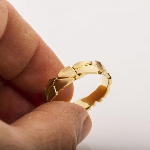 טבעת 'אדמה סדוקה' בעבודת יד עשויה זהב אדום Parched Earth #6 טבעות נישואין