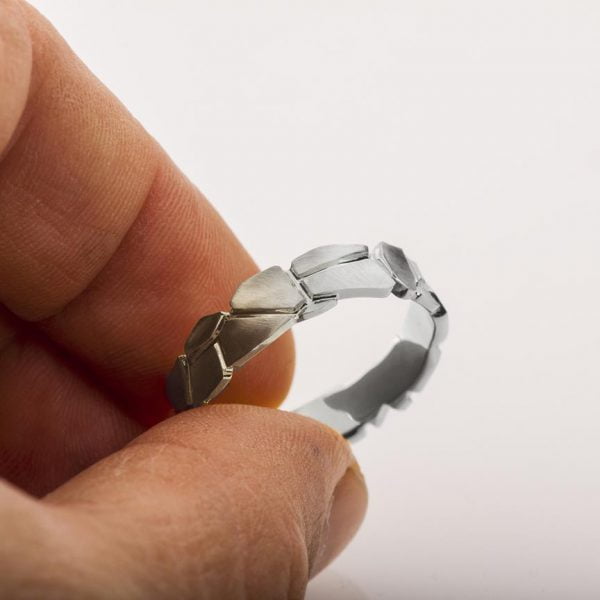 טבעת ‘אדמה סדוקה’ בעבודת יד עשויה זהב לבן Parched Earth #6 טבעות נישואין