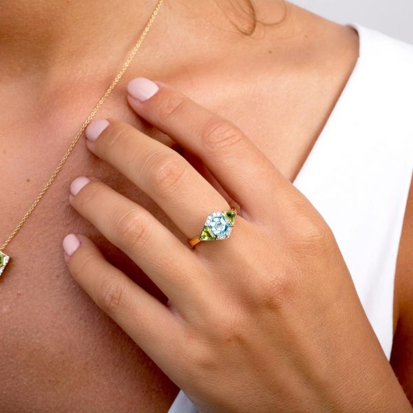 טבעת בסגנון אר דקו בשיבוץ אבני חן ויהלומים עשויה זהב לבן טבעות אירוסין