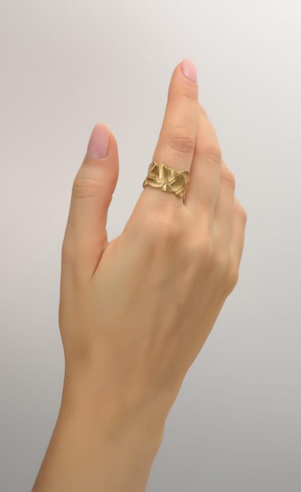 טבעת בהשראת הטבע עשויה זהב צהוב 'אדמה סדוקה' Parched Earth #2 טבעות נישואין