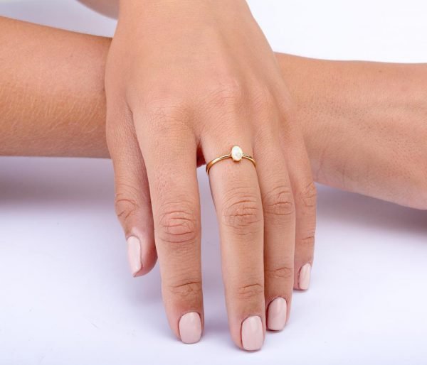 טבעת משובצת אופל אוסטרלי בסגנון סוליטר מפלטינה opal1 טבעות אירוסין