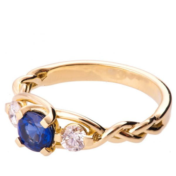 טבעת אירוסין עשויה זהב צהוב משובצת ספיר כאבן מרכזית מלווה בשני יהלומים Braided #7 טבעות אירוסין