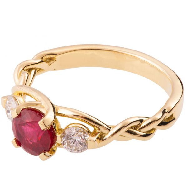 טבעת אירוסין קלועה בשיבוץ אבן רובי לצד שני יהלומים עשויה זהב צהוב Braided #7 טבעות אירוסין
