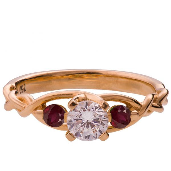 טבעת אירוסין קלועה עשויה זהב אדום ומשובצת יהלום ואבני רובי Braided #7T טבעות אירוסין
