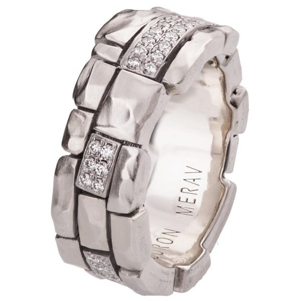 טבעת נישואין בסגנון 'לבנים' ייחודי עשויה זהב לבן בשיבוץ יהלומים  Bricks #D טבעות נישואין