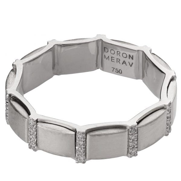 טבעת בעיצוב מודרני עשויה פלטינה ומשובצת יהלומים R015 טבעות נישואין