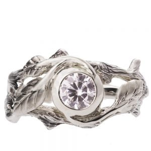 טבעת אירוסין בהשראת הטבע מפלטינה משובצת מואסניט – TWIG #8 טבעות אירוסין