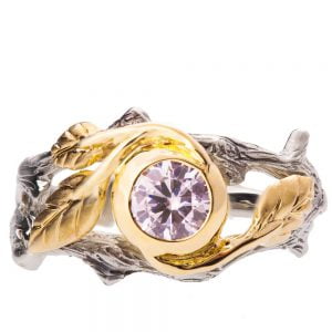 טבעת אירוסין בהשראת הטבע עשויה זהב לבן וצהוב משובצת מואסניט – TWIG #8 טבעות אירוסין