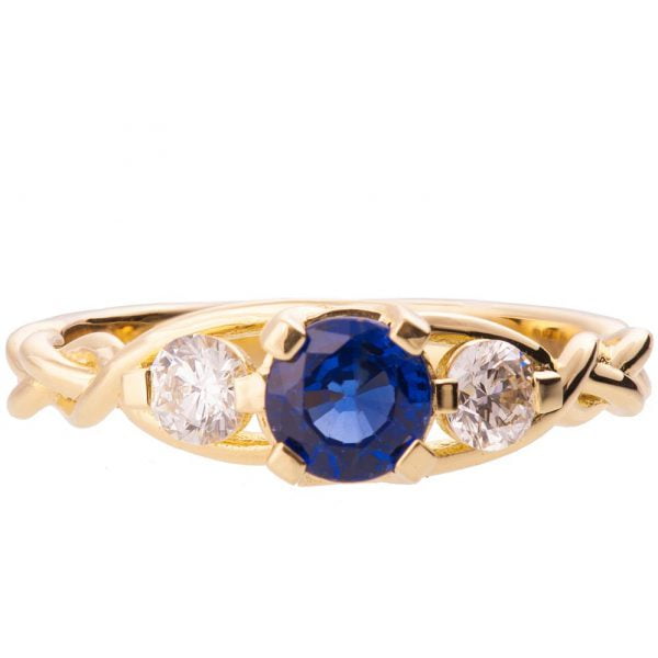 טבעת אירוסין עשויה זהב צהוב משובצת ספיר כאבן מרכזית מלווה בשני יהלומים Braided #7 טבעות אירוסין