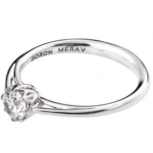 טבעת אירוסין מזהב לבן עם דוגמת עלים משובצת מואסניט R024 טבעות אירוסין