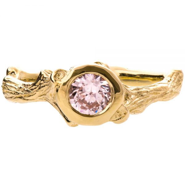 טבעת אירוסין בהשראת הטבע עשויה זהב צהוב משובצת מואסניט – Twig #10 טבעות אירוסין