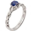טבעת קלועה עשויה פלטינה משובצת לאורכה באבני ספיר טבעיות Braided #E2 טבעות נישואין