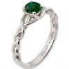 טבעת קלועה בעבודת יד עשויה פלטינה ומשובצת באבן אמרלד טבעית Braided #2 טבעות אירוסין