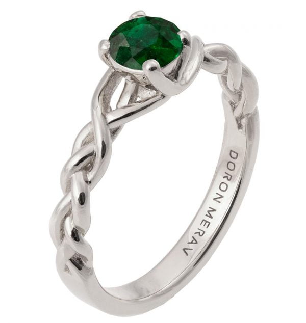 טבעת קלועה בעבודת יד עשויה פלטינה ומשובצת באבן אמרלד טבעית Braided #2 טבעות אירוסין