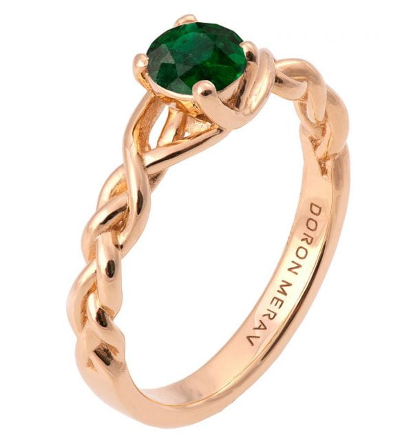 טבעת קלועה בעבודת יד עשויה זהב אדום ומשובצת באבן אמרלד טבעית Braided #2 טבעות אירוסין