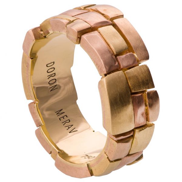 טבעת נישואין בסגנון 'לבנים' ייחודי עשויה בשילוב צבעי זהב בשיבוץ יהלומים Bricks #D טבעות נישואין