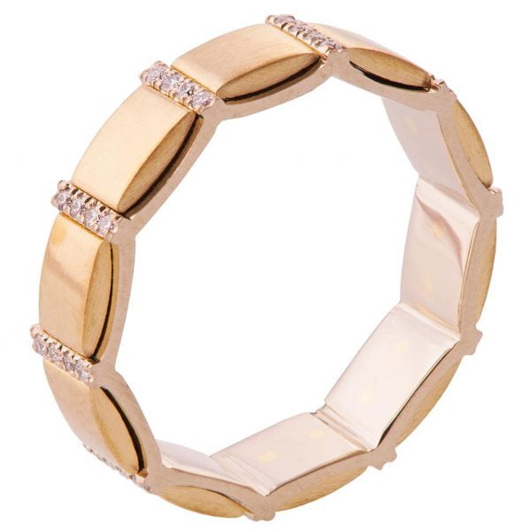 טבעת בעיצוב מודרני עשויה משילוב של זהב צהוב ולבן ומשובצת יהלומים R015 טבעות נישואין