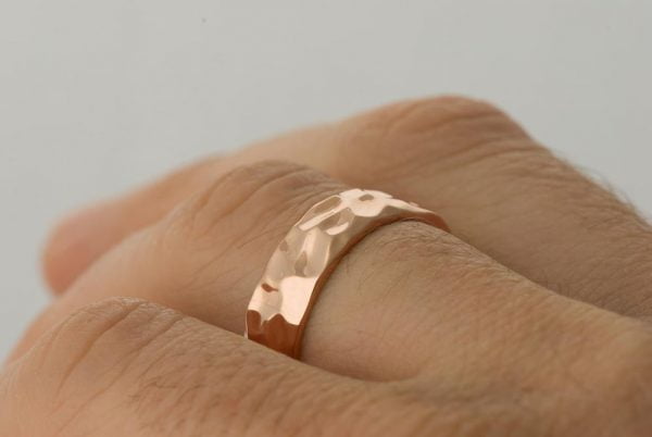 טבעת בטקסטורה מרוקעת עשויה זהב אדום #2 Hammered טבעות נישואין
