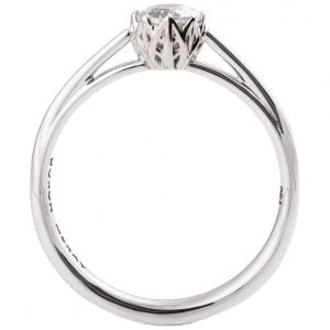 טבעת אירוסין מפלטינה עם דוגמת עלים משובצת מואסניט R024 טבעות אירוסין