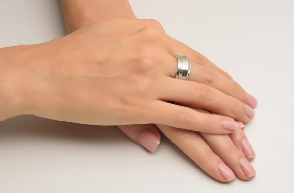 טבעת נישואין לו ולה עשויה פלטינה Wrap #1 טבעות נישואין