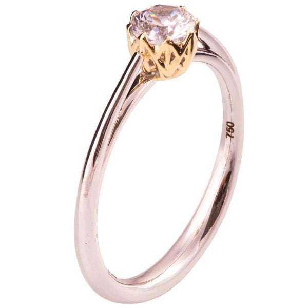 טבעת אירוסין מזהב לבן וצהוב עם דוגמת עלים משובצת מואסניט R024 טבעות אירוסין