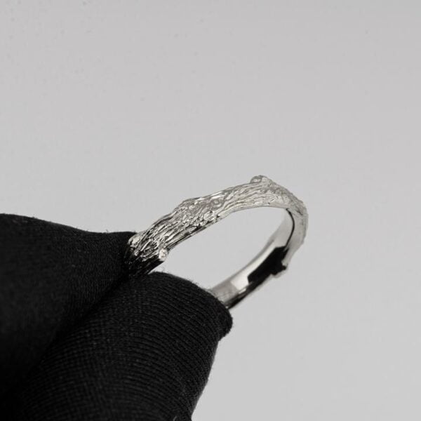 טבעת עדינה בהשראת הטבע עשויה פלטינה Twig #2 טבעות נישואין