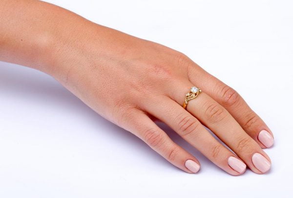 טבעת אירוסין בעבודת יד משובצת יהלומים עשויה זהב צהוב ENG #17 טבעות אירוסין