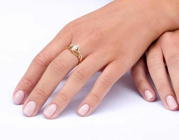 טבעת אירוסין מרשימה בשיבוץ יהלום מרקיזה עשויה זהב לבן ENG #9 טבעות אירוסין
