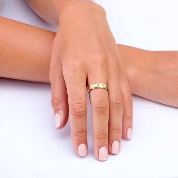 טבעת בעיצוב מודרני עשויה זהב לבן ומשובצת יהלומים R015 טבעות נישואין