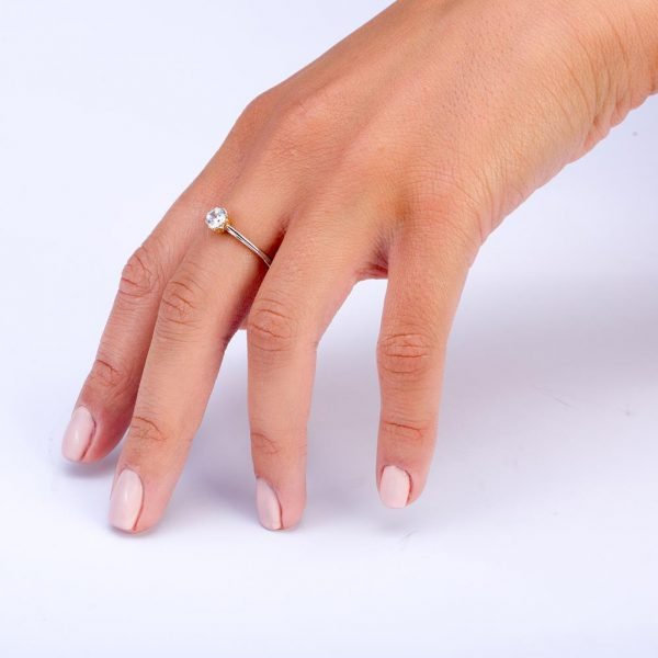 טבעת אירוסין מפלטינה עם דוגמת עלים משובצת מואסניט R024 טבעות אירוסין
