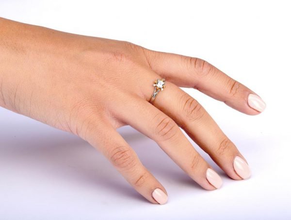 טבעת שמש מפלטינה בשיבוץ יהלום R019 טבעות אירוסין