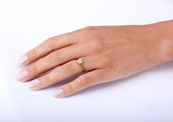 טבעת אירוסין בהשראת הטבע מפלטינה משובצת מואסניט – Twig #10 טבעות אירוסין