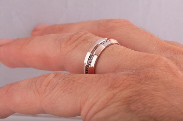 טבעת נישואין לגבר עשויה זהב אדום ולבן, משובצת יהלומים שחורים – RBNG19 טבעות נישואין